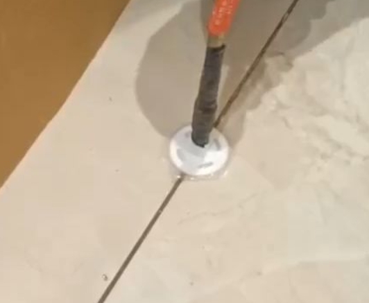 盘龙瓷砖空鼓维修公司专业解答瓷砖在铺贴过程中，如果没有涂抹均匀到位的粘结材料（如水泥砂浆或瓷砖胶），可能会导致以下问题